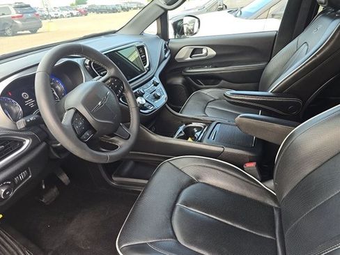 Used 2025 Chrysler Pacifica Limited FWD image 8