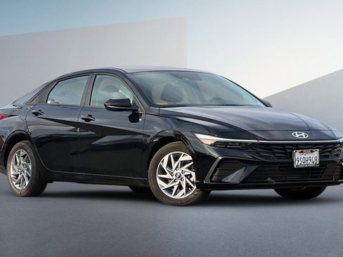 Used 2024 Hyundai Elantra SEL image 2