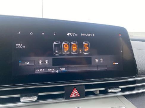 Used 2022 Hyundai Elantra Limited image 19