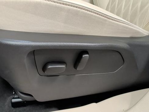 Used 2023 Buick Envision Avenir AWD/4WD image 29