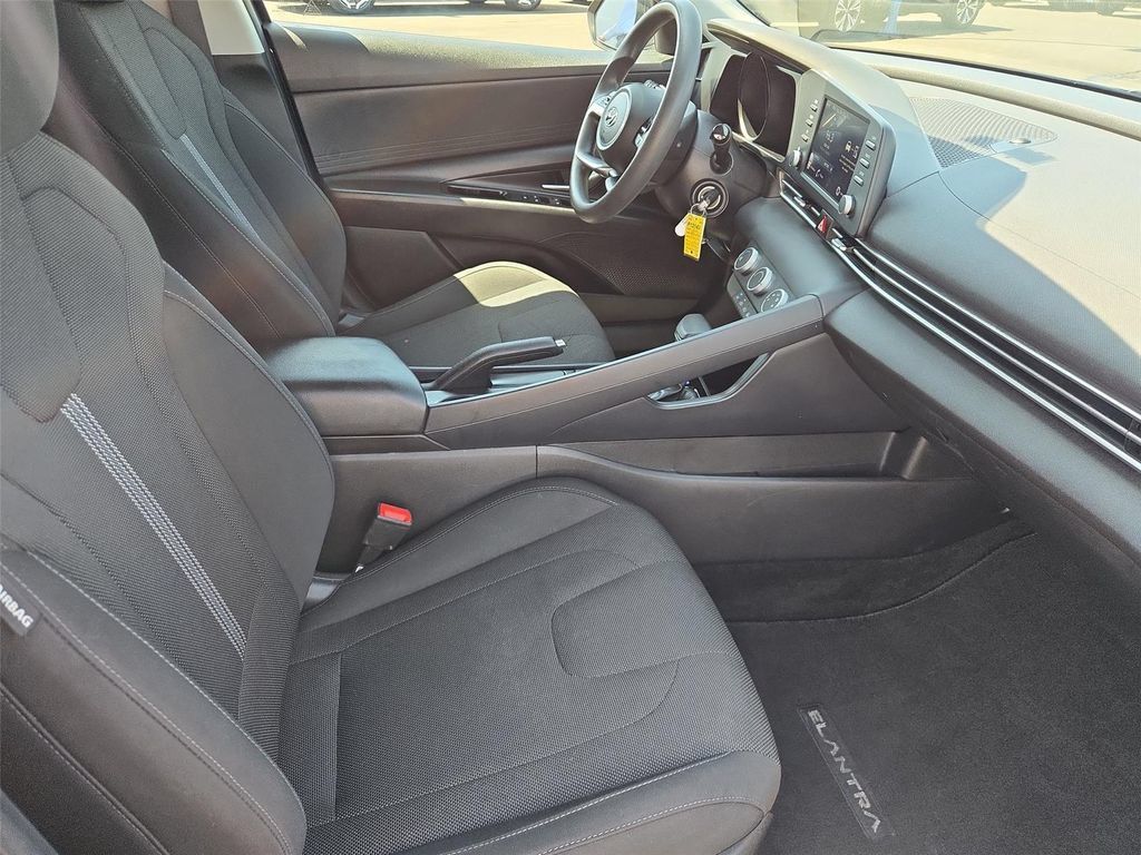 Used 2022 Hyundai Elantra SE w/ Cargo Package FWD image 17