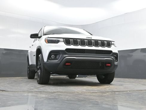 Used 2025 Jeep Compass Trailhawk AWD/4WD image 34