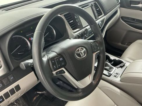 Used 2019 Toyota Highlander XLE AWD/4WD image 36
