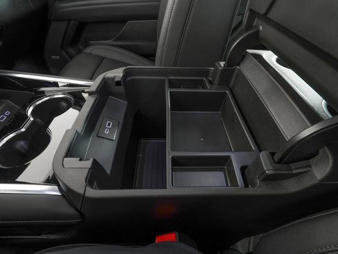 Used 2026 Chevrolet Suburban Z71 w/ Comfort Package image 32