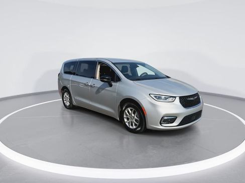 Used 2024 Chrysler Pacifica Touring-L FWD image 2