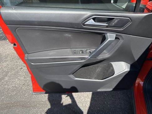 Used 2018 Volkswagen Tiguan SE w/ Panoramic Sunroof Package image 11