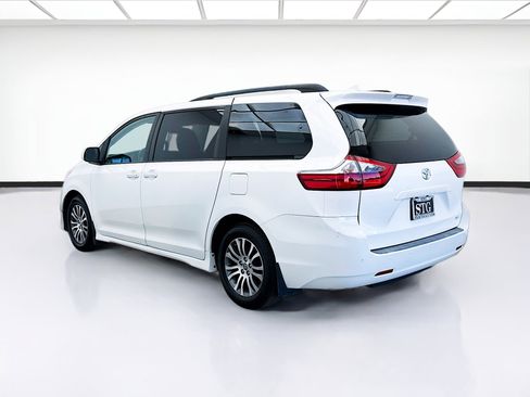 Used 2020 Toyota Sienna XLE image 6