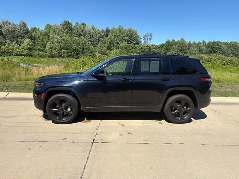 Used 2023 Jeep Grand Cherokee Limited w/ Black Appearance Package AWD/4WD image 6