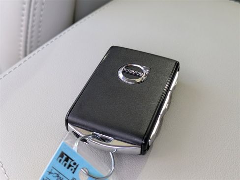 Certified 2025 Volvo XC60 B5 Ultra w/ Protection Package Premier image 43