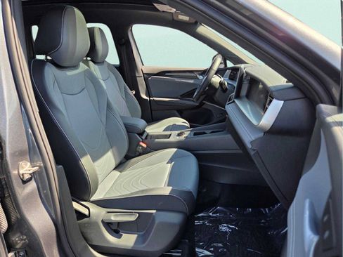 New 2026 Volkswagen Tiguan SE R-Line FWD image 17