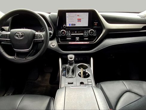 Used 2024 Toyota Highlander XLE FWD image 16