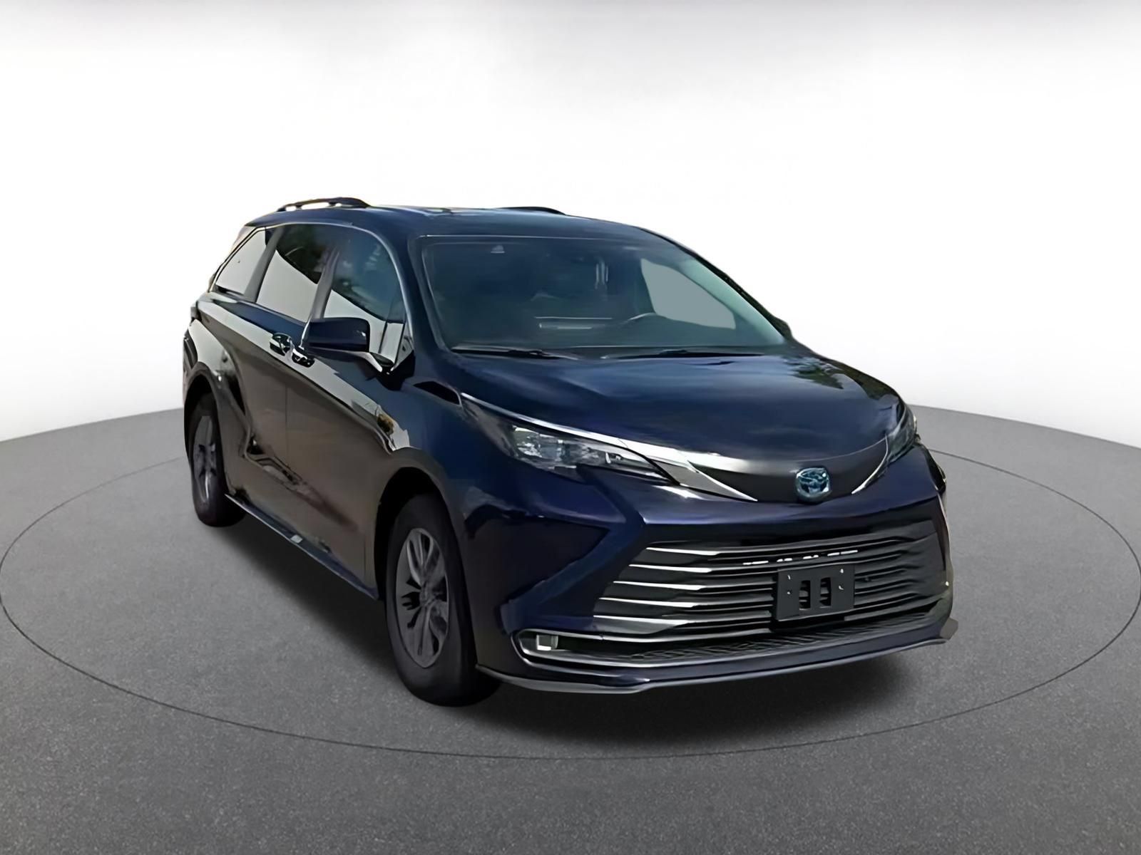 Used 2025 Toyota Sienna XLE FWD image 3