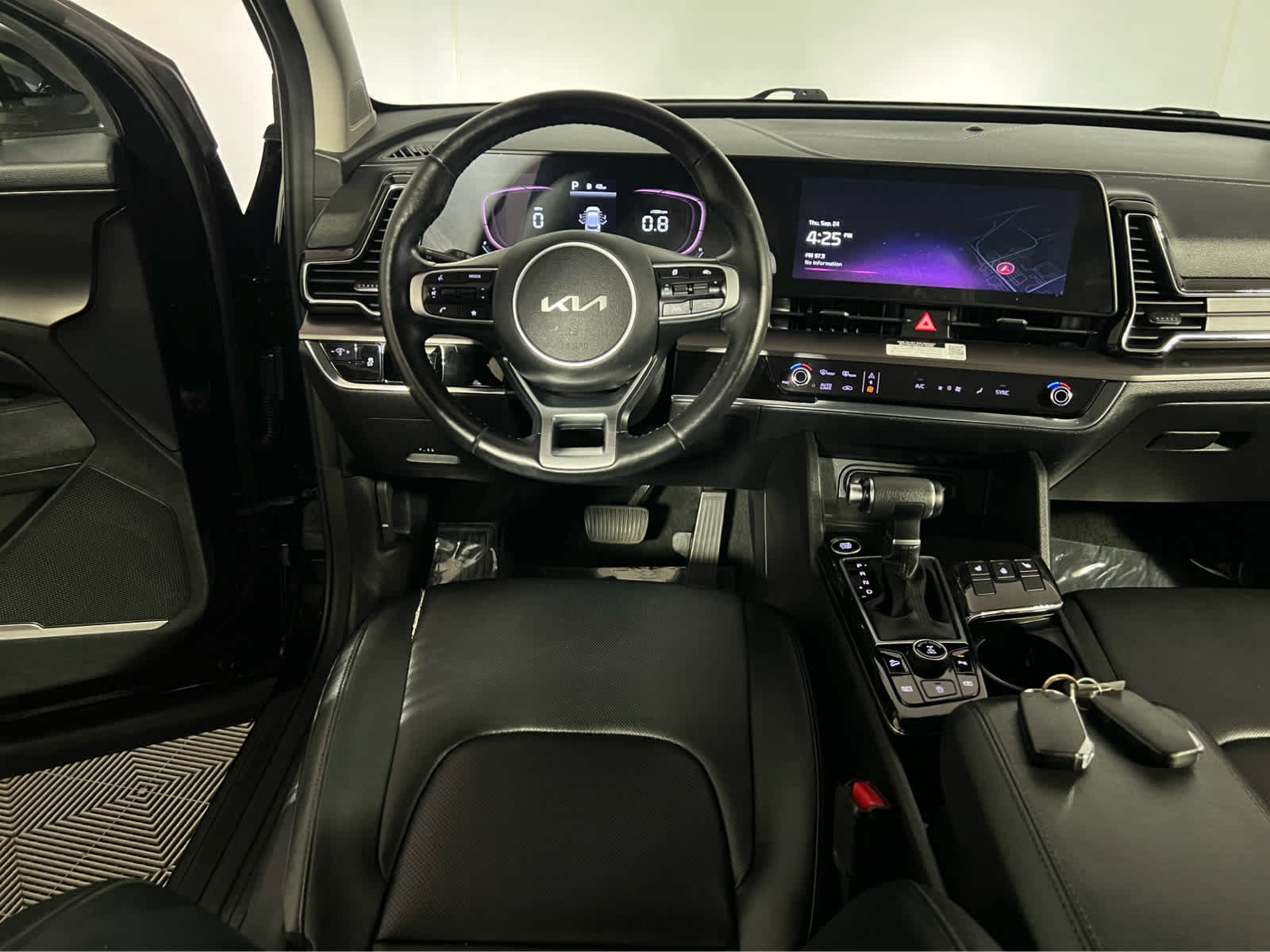 Used 2023 Kia Sportage EX AWD/4WD image 13