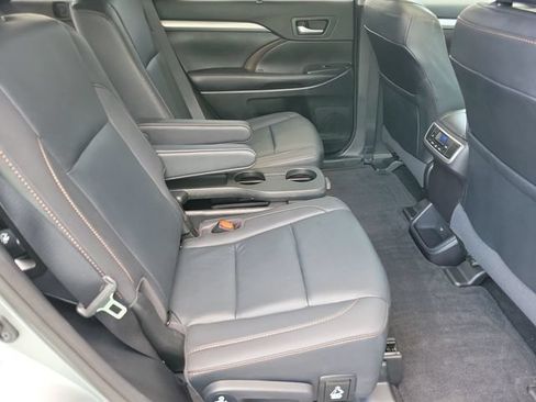 Used 2019 Toyota Highlander XLE FWD image 24