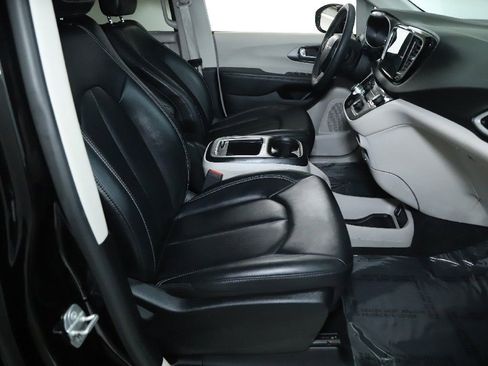 Used 2024 Chrysler Pacifica Touring-L image 34