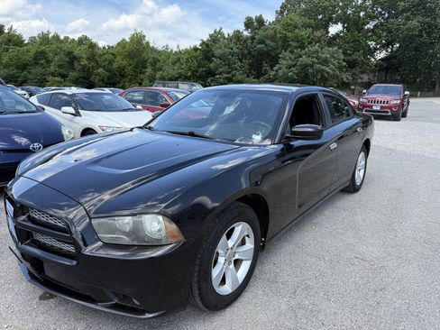 Used 2012 Dodge Charger SE RWD image 2