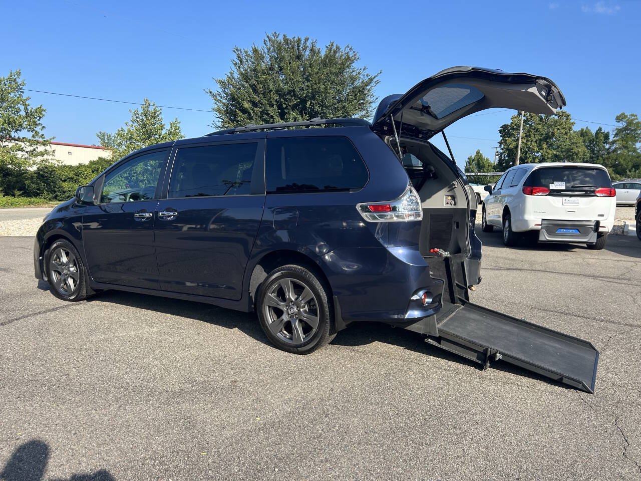 Used 2020 Toyota Sienna SE FWD image 1