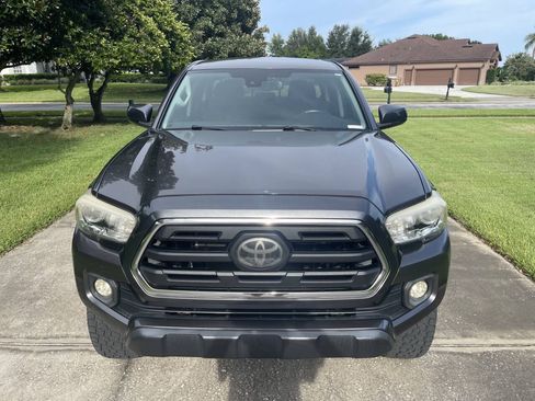 Used 2018 Toyota Tacoma SR5 AWD/4WD image 8