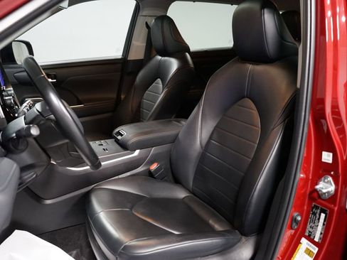 Certified 2023 Toyota Highlander XLE image 27