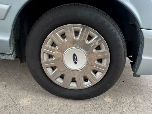 Used 2005 Ford Crown Victoria RWD image 13