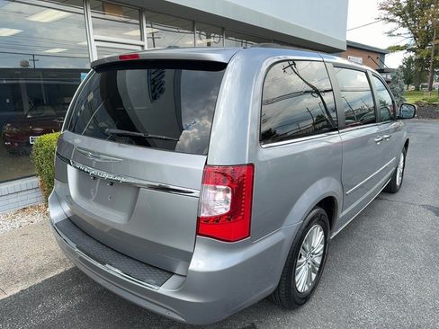 Used 2014 Chrysler Town & Country Touring-L w/ Driver Convenience Group FWD image 3