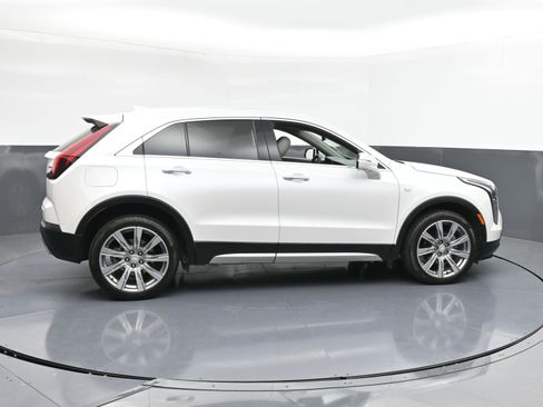 Used 2022 Cadillac XT4 Premium Luxury w/ Enhanced Visibility Package image 9