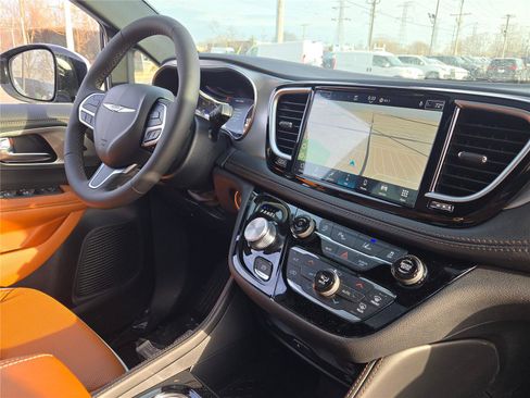 New 2026 Chrysler Pacifica Pinnacle image 8