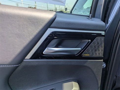 New 2025 Mitsubishi Outlander SE image 27