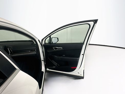 Used 2025 Kia Sportage LX FWD image 29