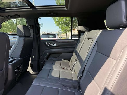 Used 2022 Chevrolet Suburban Z71 w/ Z71 Off-Road Package AWD/4WD image 18