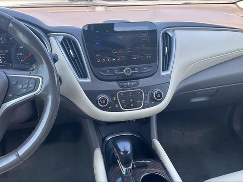 Used 2022 Chevrolet Malibu LT w/ Leather Package FWD image 9
