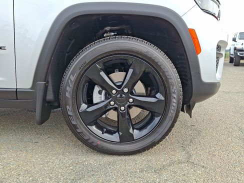 New 2025 Jeep Grand Cherokee Altitude image 5