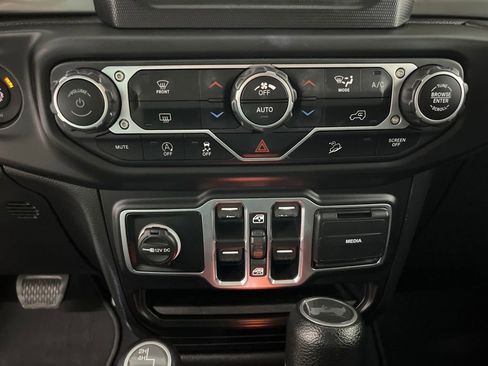 Used 2020 Jeep Wrangler Unlimited Sahara AWD/4WD image 30