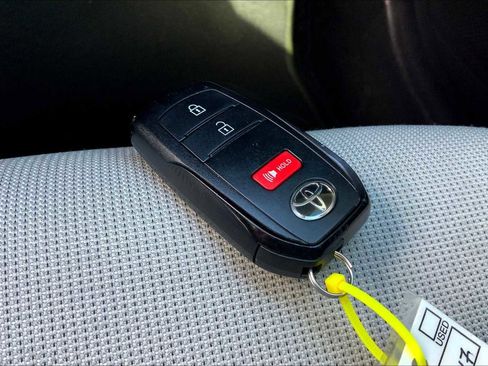 Used 2025 Toyota Corolla Cross LE FWD image 14