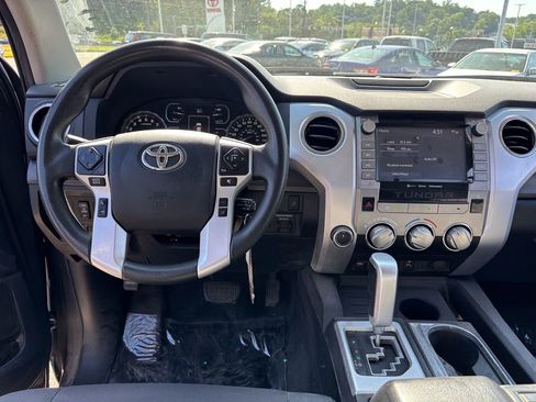 Used 2020 Toyota Tundra SR5 w/ SR5 Convenience Package AWD/4WD image 17