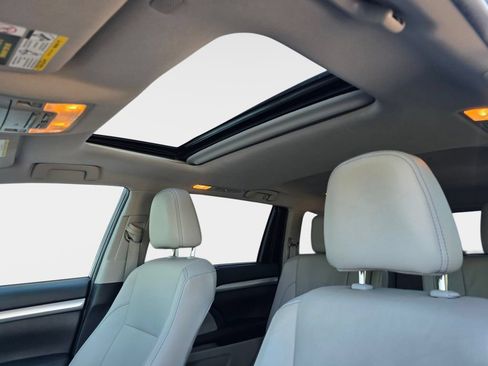 Used 2019 Toyota Highlander XLE AWD/4WD image 34