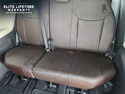 Used 2024 Toyota Sienna Platinum FWD image 31
