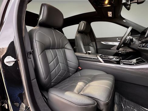 Used 2025 BMW 760i xDrive w/ Executive Package image 28