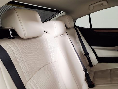 Used 2025 Lexus ES 300h w/ Luxury Package image 12