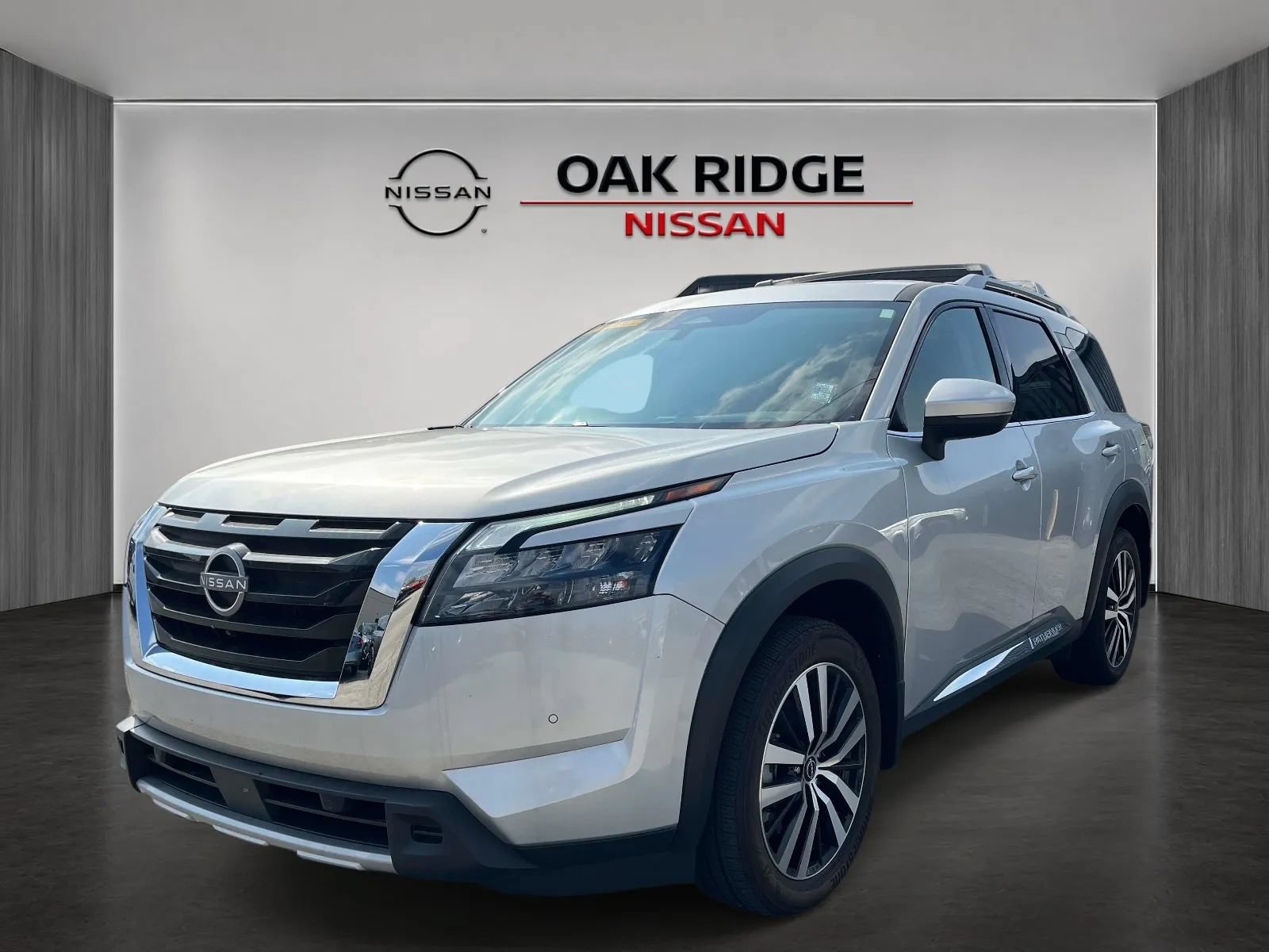 Used 2025 Nissan Pathfinder Platinum w/ Cargo Package FWD image 7