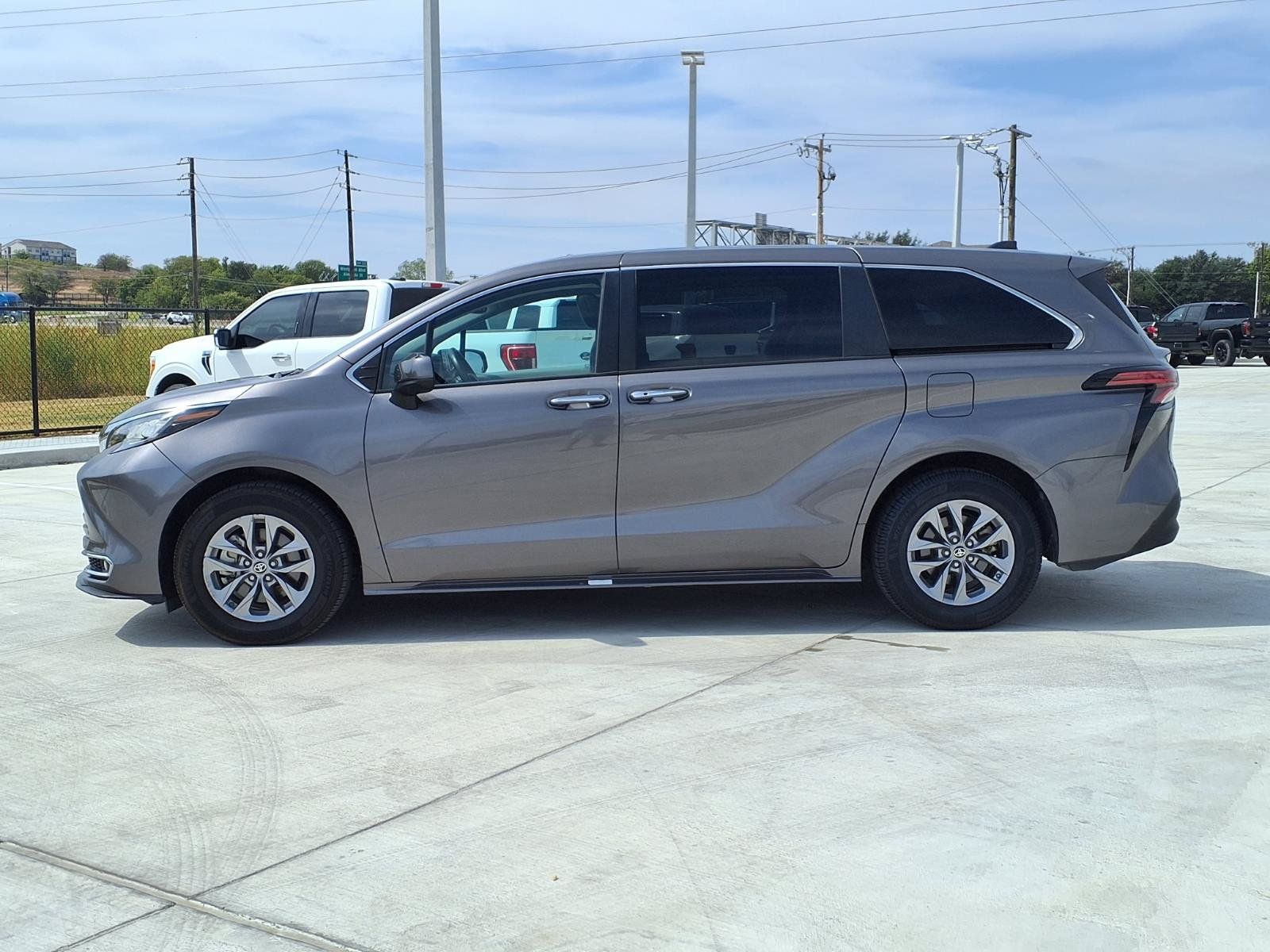 Used 2022 Toyota Sienna XLE FWD image 6
