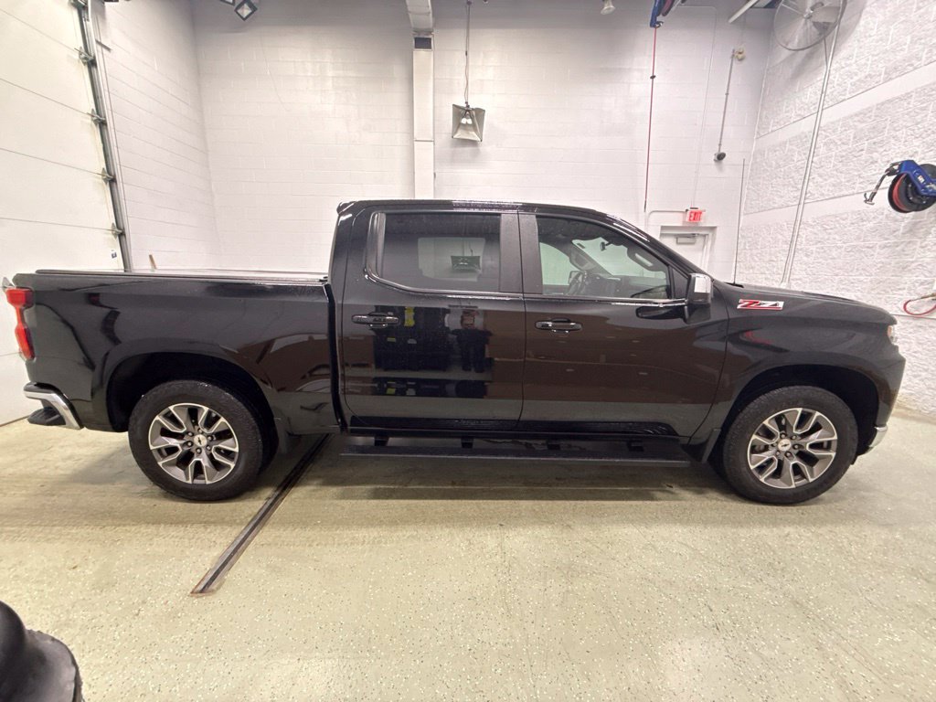 Used 2021 Chevrolet Silverado 1500 LT AWD/4WD image 3