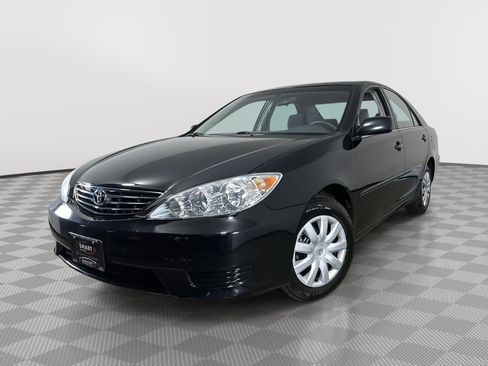 Used 2005 Toyota Camry LE FWD image 1