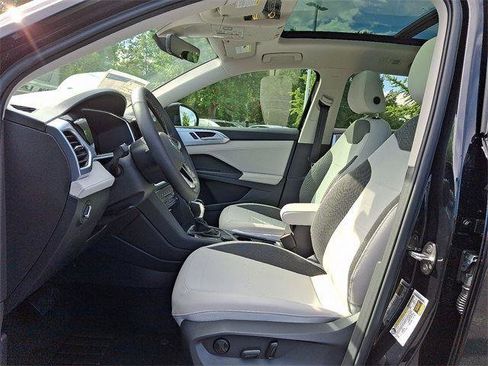 New 2025 Volkswagen Taos SE image 10