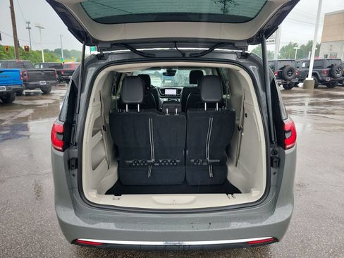 Used 2022 Chrysler Pacifica Touring-L FWD image 6