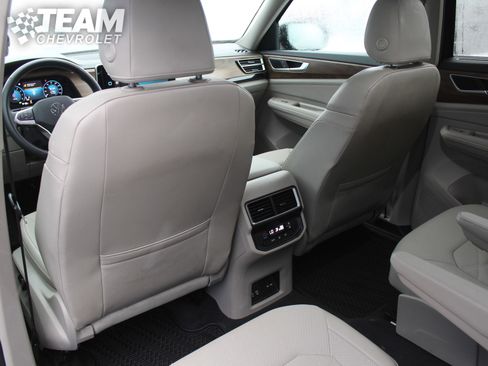 Used 2024 Volkswagen Atlas SE image 19