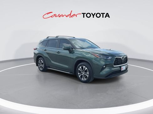 Certified 2024 Toyota Highlander XLE FWD image 2
