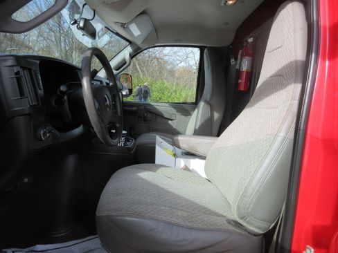 Used 2017 GMC Savana 3500 image 29