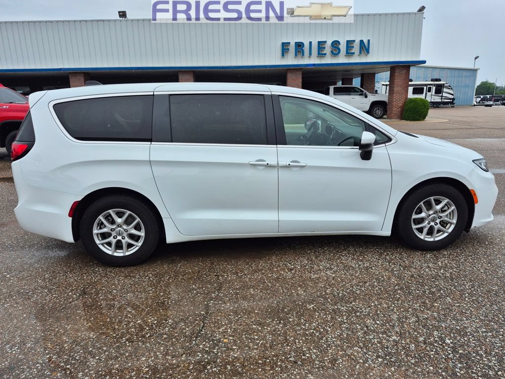 Used 2023 Chrysler Pacifica Touring-L FWD image 7
