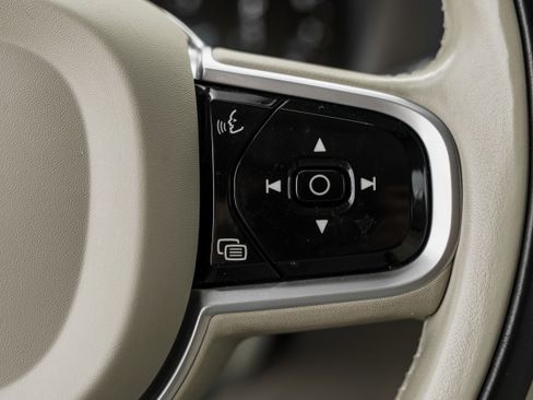 Used 2022 Volvo XC90 T6 Momentum w/ Advanced Package image 18